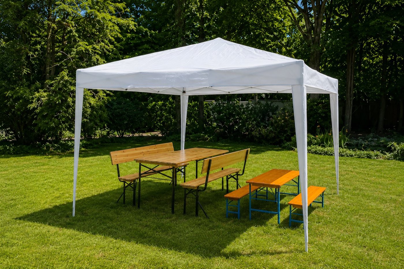 Faltpavillon mit Bierzeltgarnitur und Kindergarnitur im Garten
